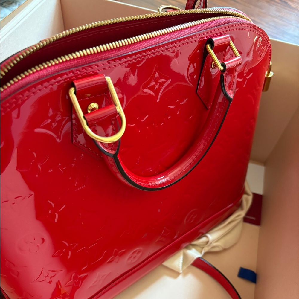 Red Vernis Louis Vuitton Alma PM - Picture 9 of 11